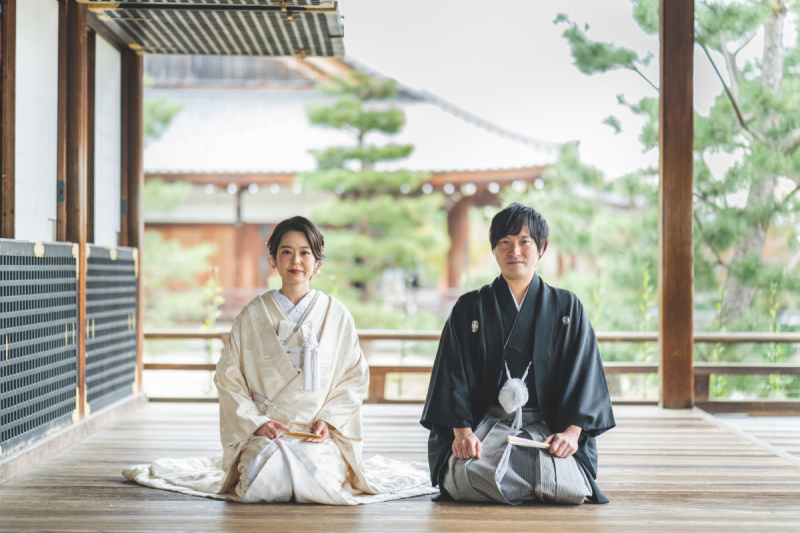 寺院の回廊ではお正座ショットも雰囲気を増して