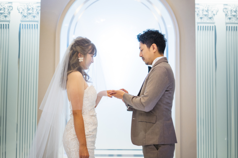 指輪の交換、手を重ねて