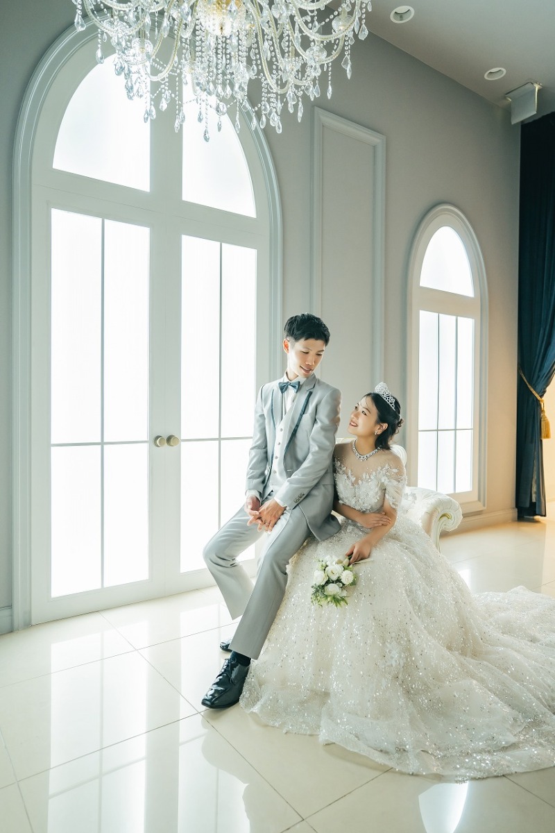 ソファに座って