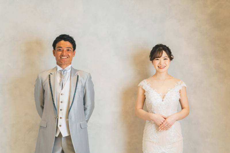 白い壁を背景におふたりの姿がオシャレに映える