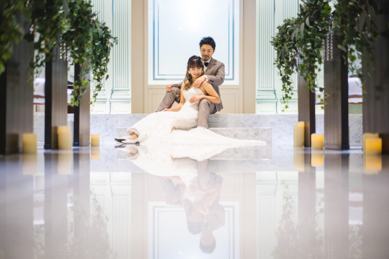 チャペルで寄り添ったポージングを