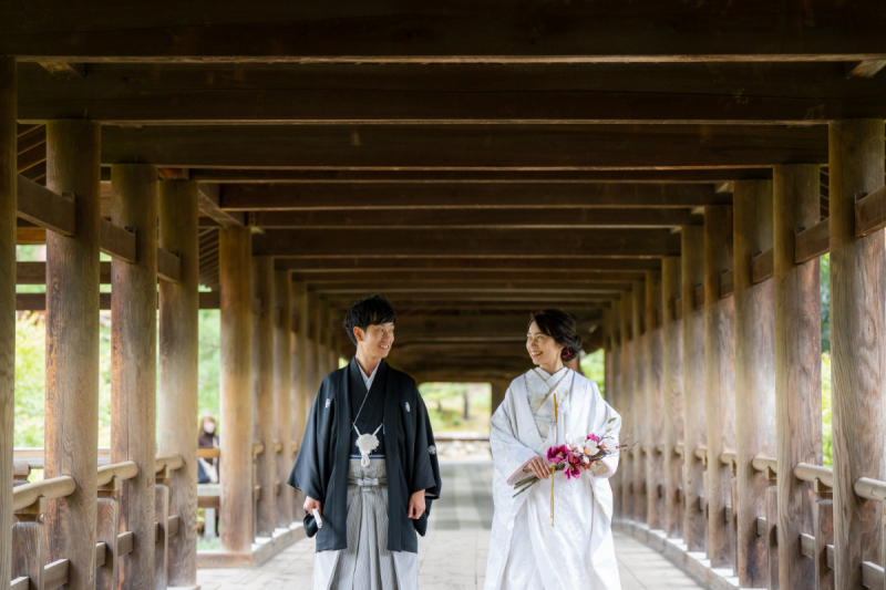 長く伸びる通天橋は木造柱の並ぶ独創的な空間