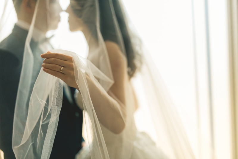 ベールから指輪がキラリ