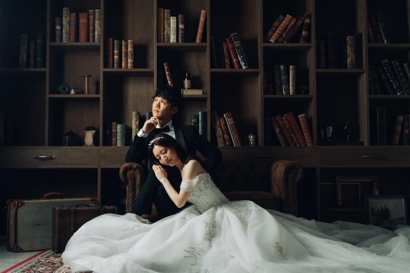 あえて照明を落としたアンティークな空間で