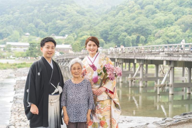 渡月橋を背にお世話になった大切な方と