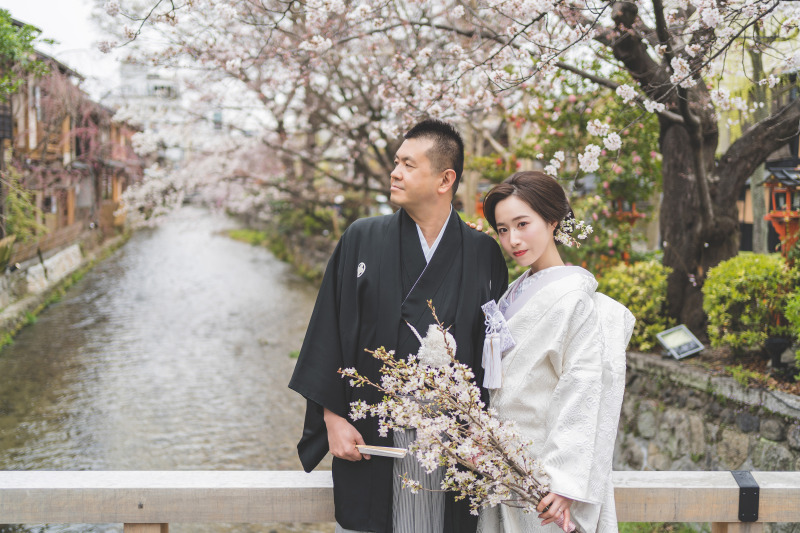 白川をバックに