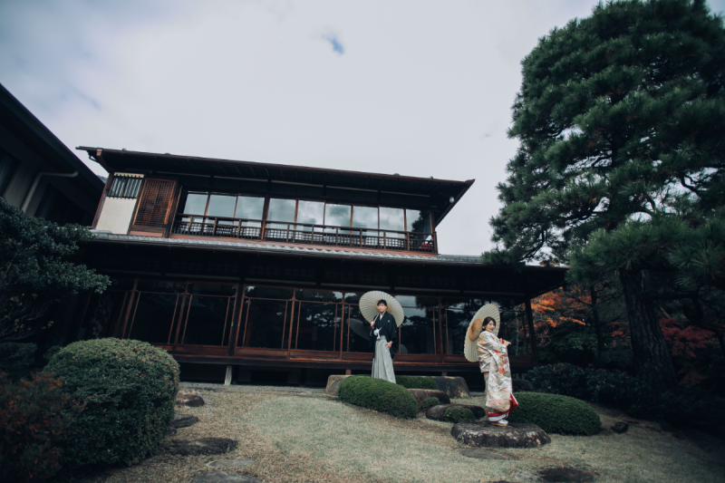 中庭に佇む二人の姿は日本らしく
