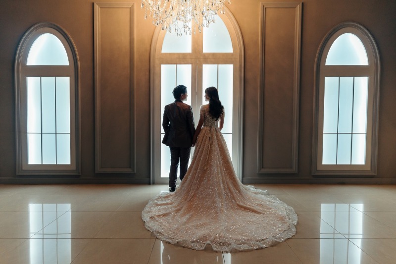 シャンデリアの下で