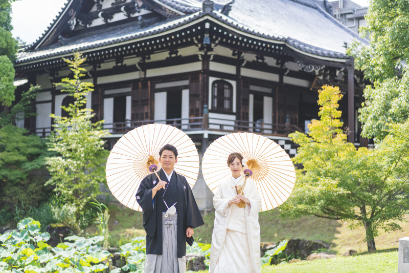 外観と共に揃いの和傘を持って