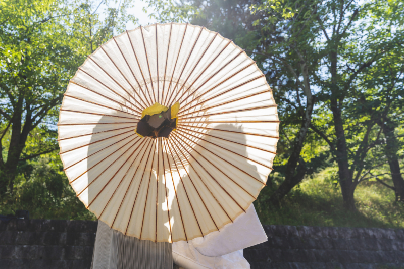 和傘を活かしたシルエットフォト