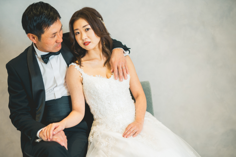 真っ白な空間で姿引き立つ一枚を