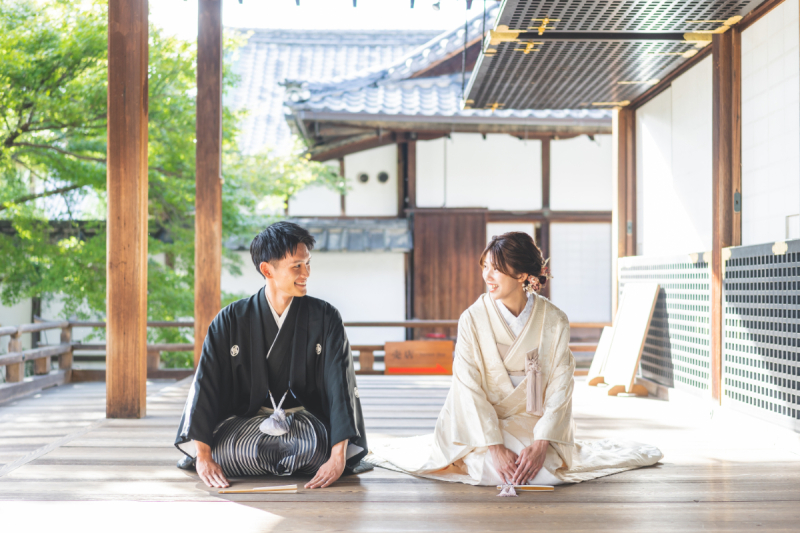 広々とした回廊ではおふたり見合ってお正座フォト