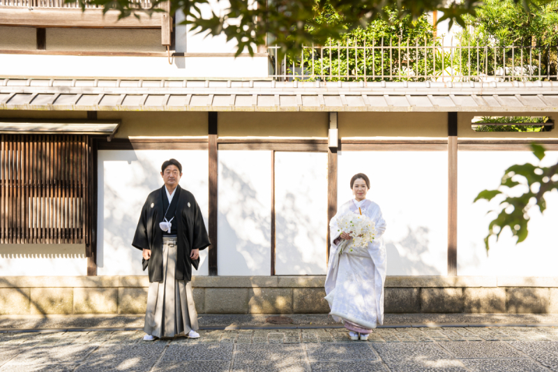 昔ながらの日本建築を背景に