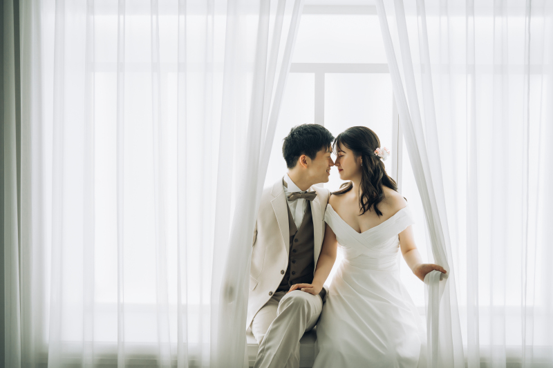 レースカーテンの間から