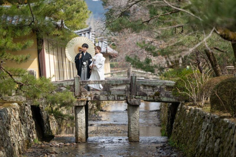 小さな橋の上で