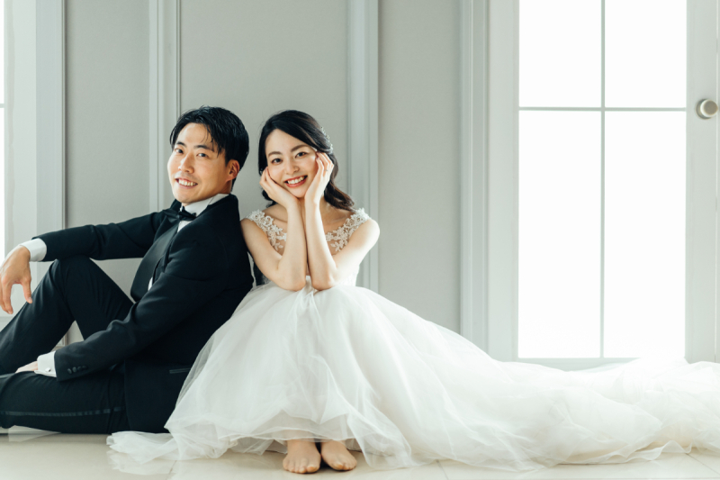 白バックで揃って座ったキュートな一枚