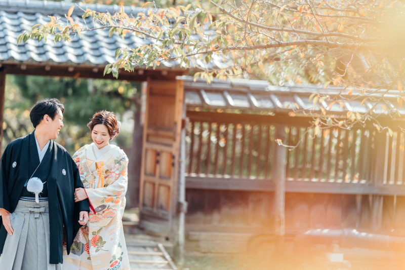 瓦屋根の木造の門は、人気スポットの一つ