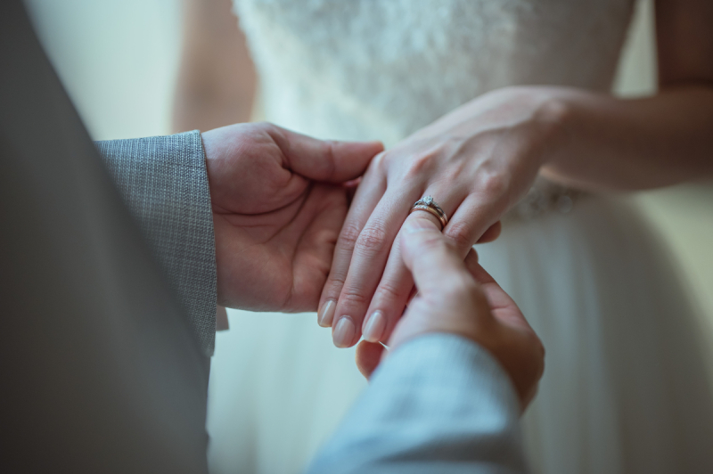 誓いのその手をシネマチックに