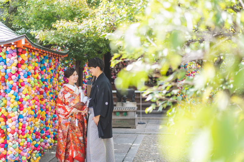 カラフルなお手玉と緑の鮮やかな八坂庚申堂で…