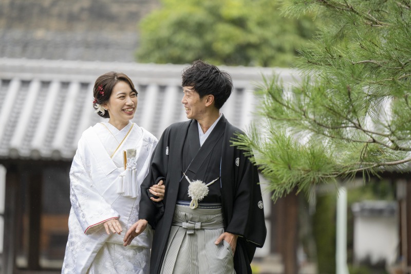 風情ある雰囲気の中に微笑みながら歩む