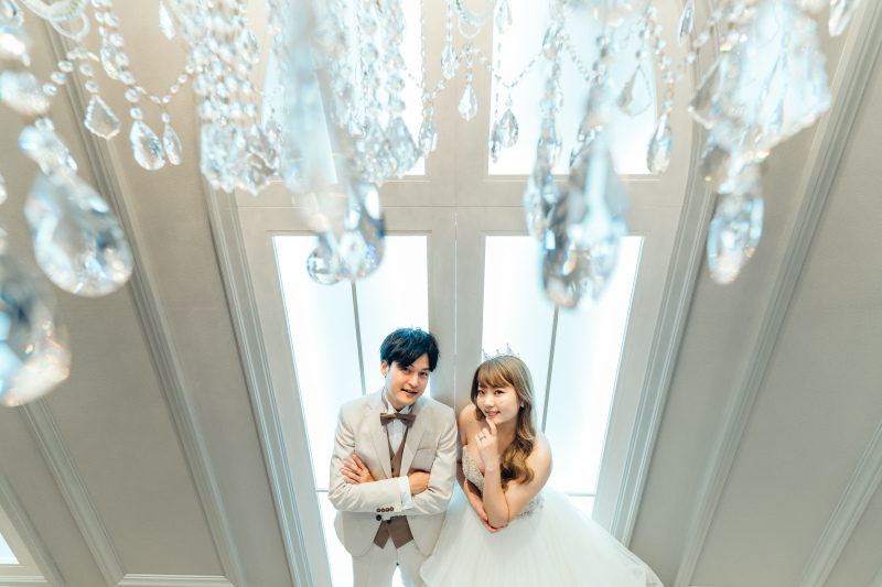 シャンデリア越しでロマンチックにパシャリ
