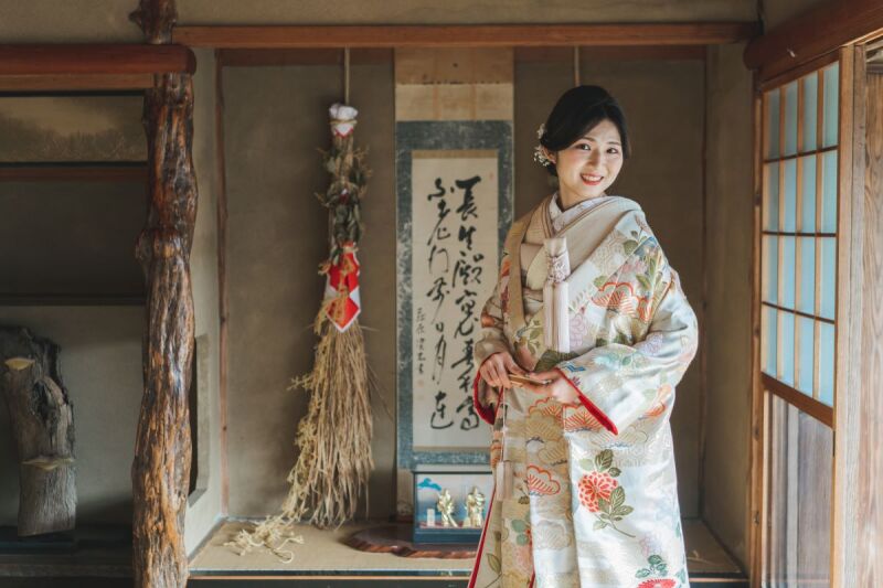 やさしく微笑む