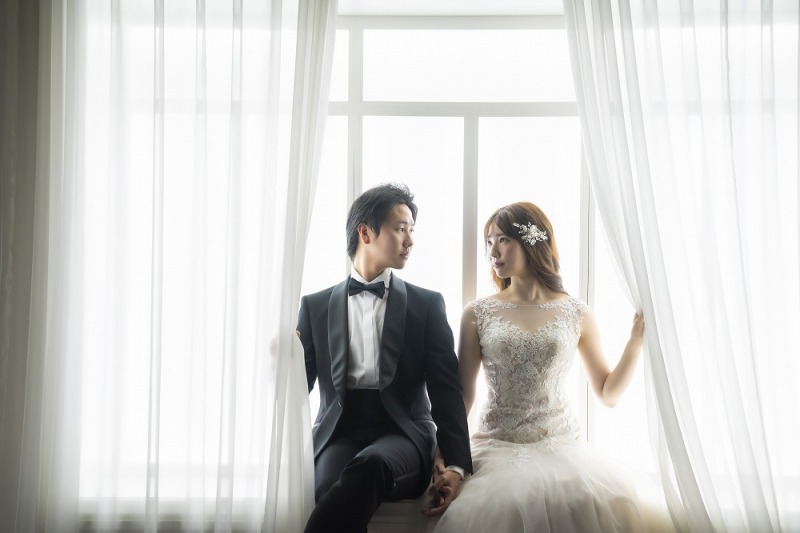 シフォンカーテンの窓際で