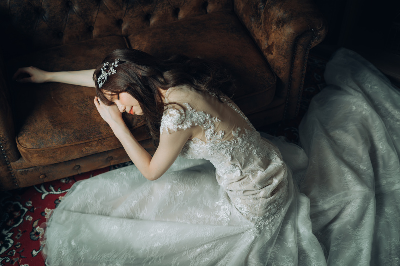 アンティークな書斎で寝転ぶご新婦様