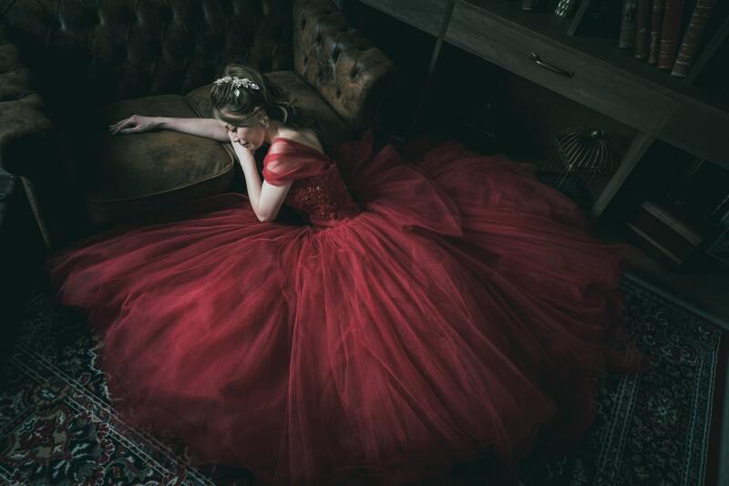 赤いドレス彩る幻想的な寝そべりショット