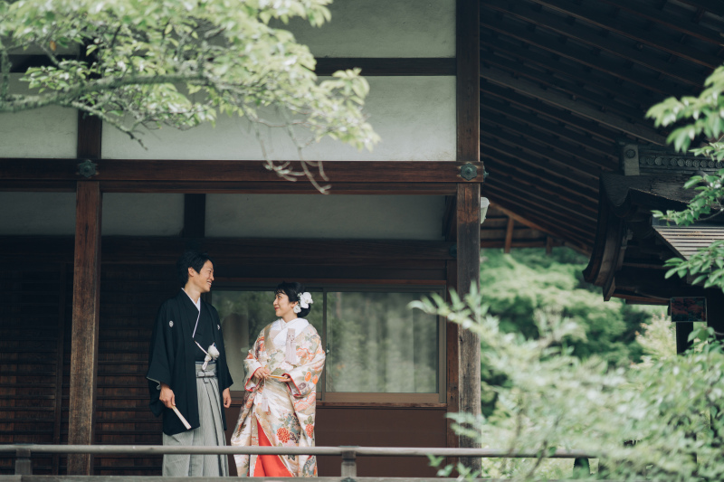 佇むおふたり、見つめあう何気ない瞬間を