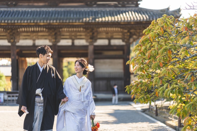 手を繋ぎにこやかに歩む