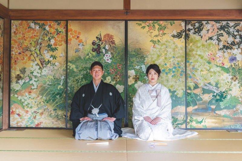 美しい襖絵の前で