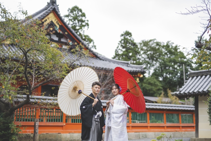 朱色のお堂と白無垢