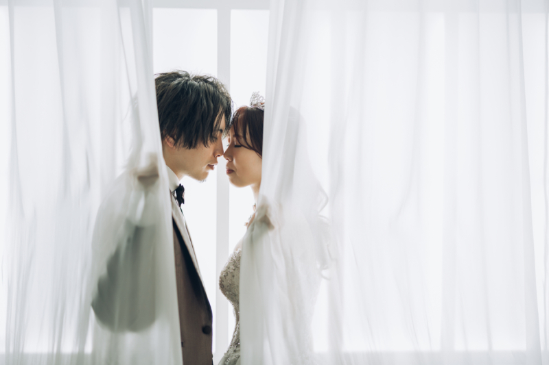 レースカーテンの中で幻想的で可愛らしく