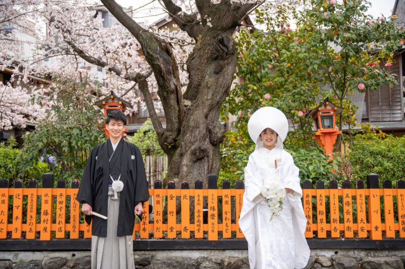 大木をバックに