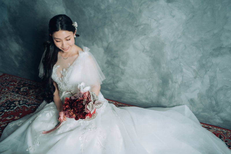 グレージュの背景でシックに大人っぽく