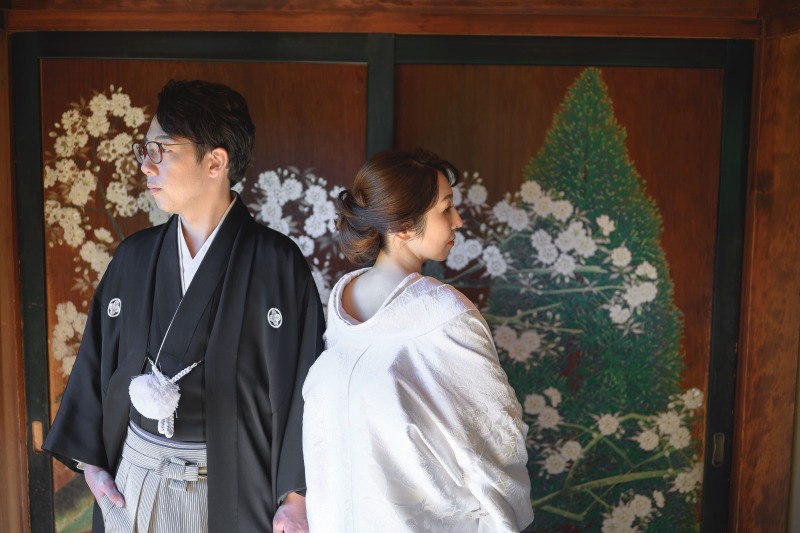 美しい屏風を背に