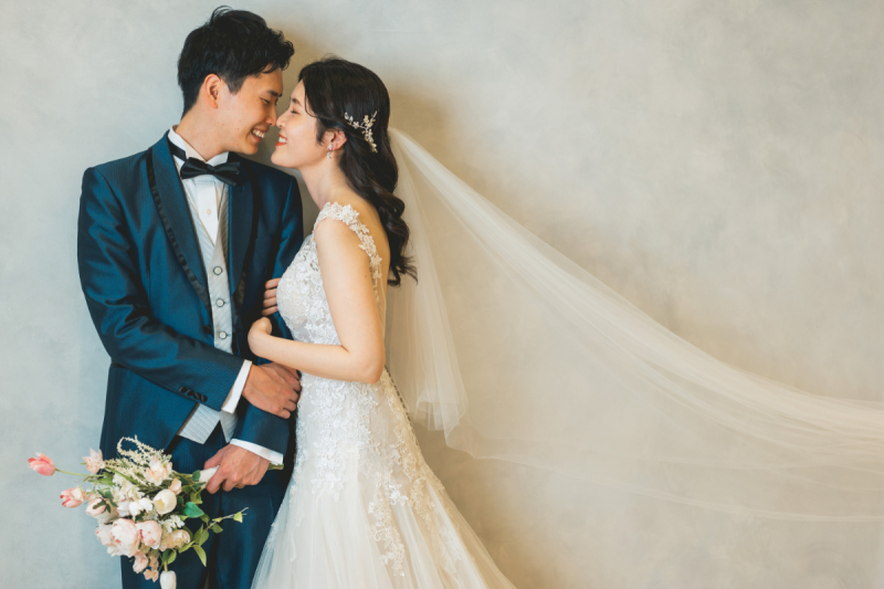 真っ白な背景ではロングベールもふわっと柔らかく