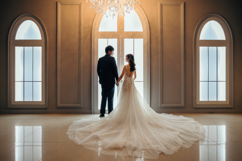 ドレスのトレーンが綺麗に広がる一枚