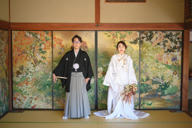 神秘的な屏風の前で