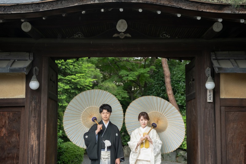 凛とした表情で堂々と