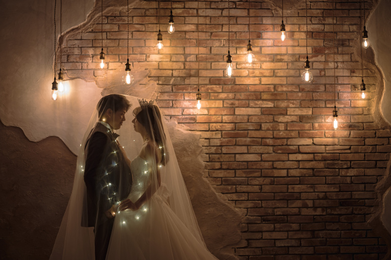 ベールと電飾に彩られて