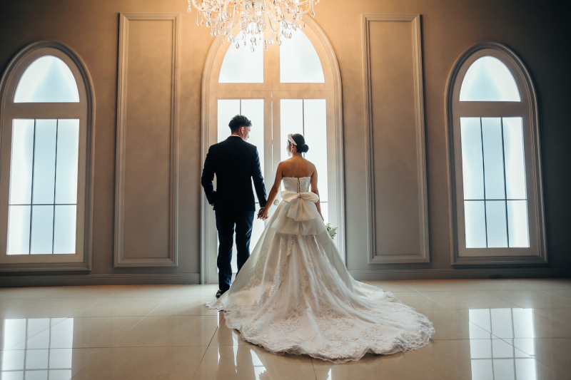 大きなアーチ窓から差し込む光と二人の姿