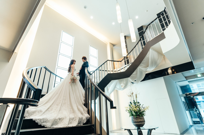 らせん状の大階段で美しいドレス姿を演出