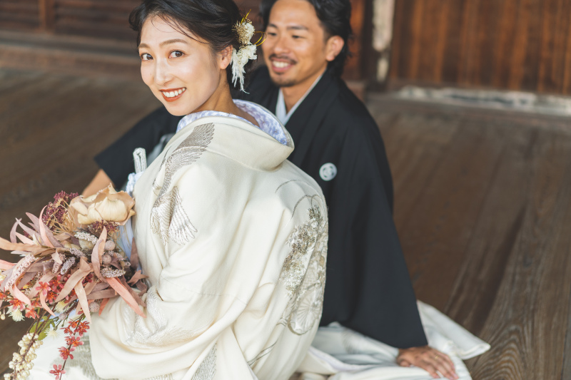 ブーケを手に笑顔の一枚