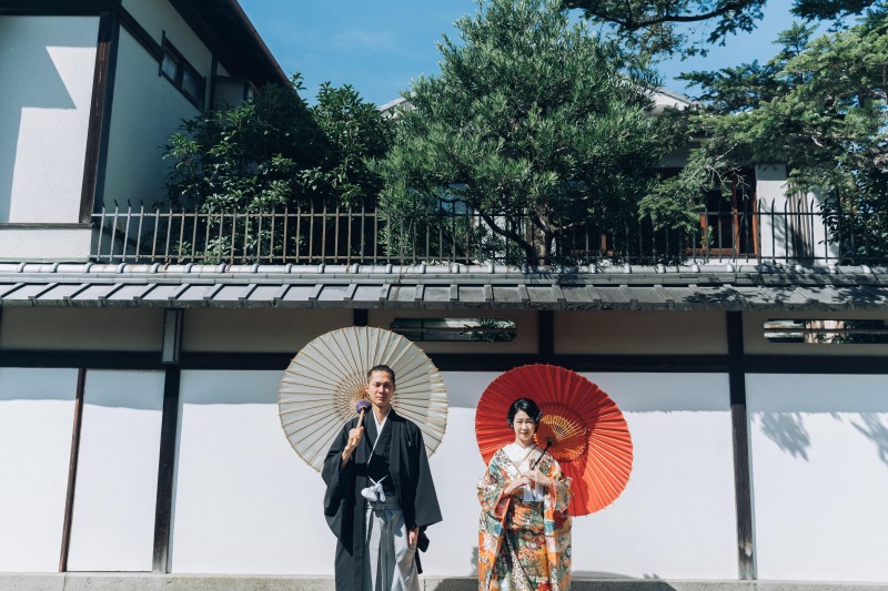 紅白の番傘と歴史感じる建物