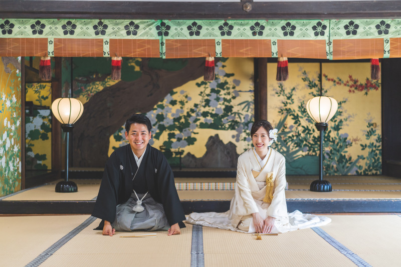 大きな襖絵の前でお正座ショット