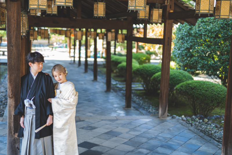 石畳の廊下で和装のロケーション撮影