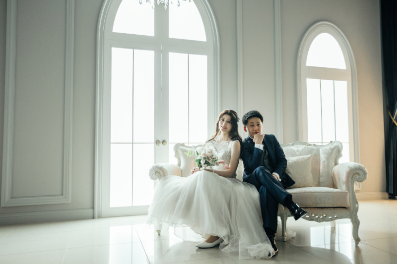 アーチ窓に飾られた空間でソファに座って