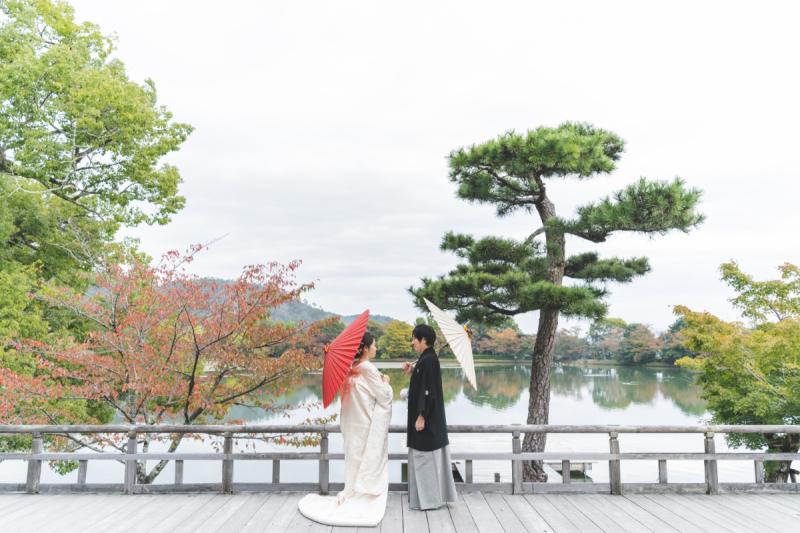 大沢池では紅白の番傘と共に